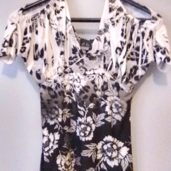 This is a dots medium white to black shirt that flares out at the bottom. - Picture 1 of 4